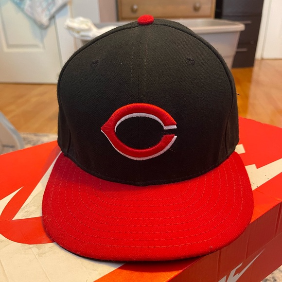 Cincinnati Reds Fitted Hat - Picture 1 of 3